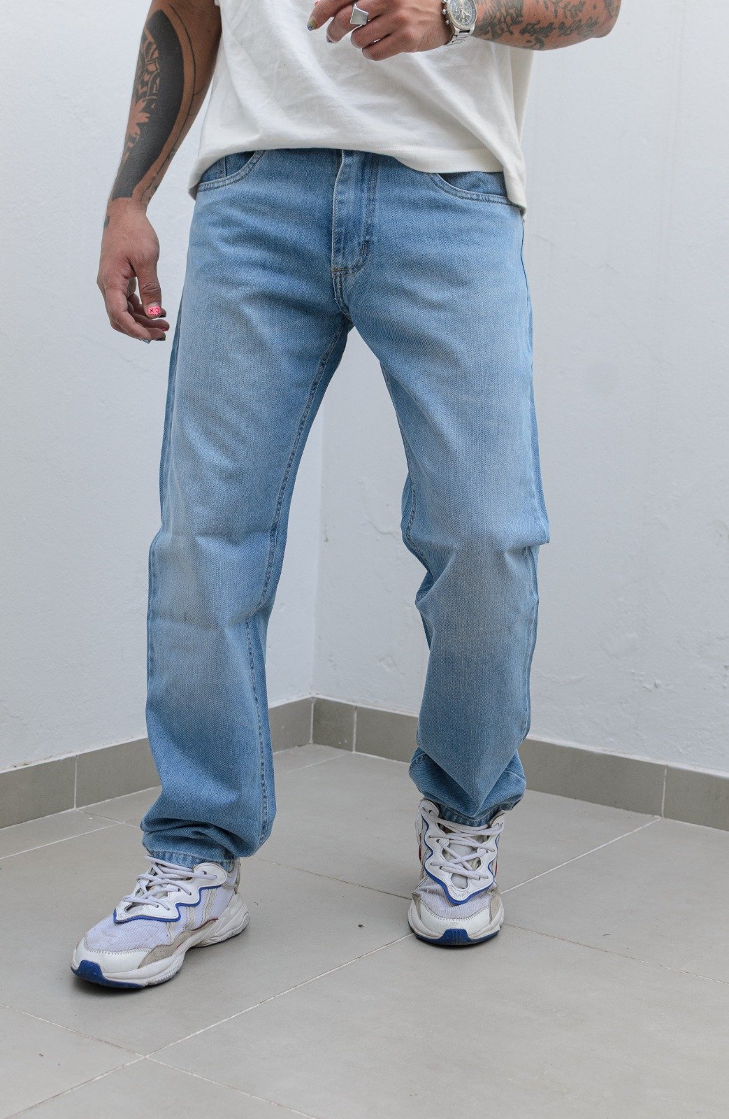 fa2c023b-9d36-460e-a4d5-7c4a628f94e4 Jean Clásico Origen Celeste Laser con Bigotes - Imagen 1