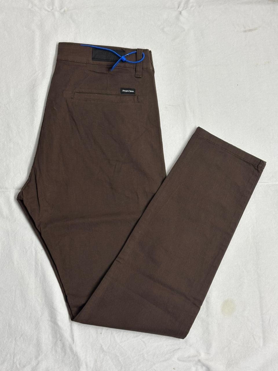 pantalon chino chocolartes Pantalón Chino Chocolate Semi Gabardina Elastizada - Imagen 1